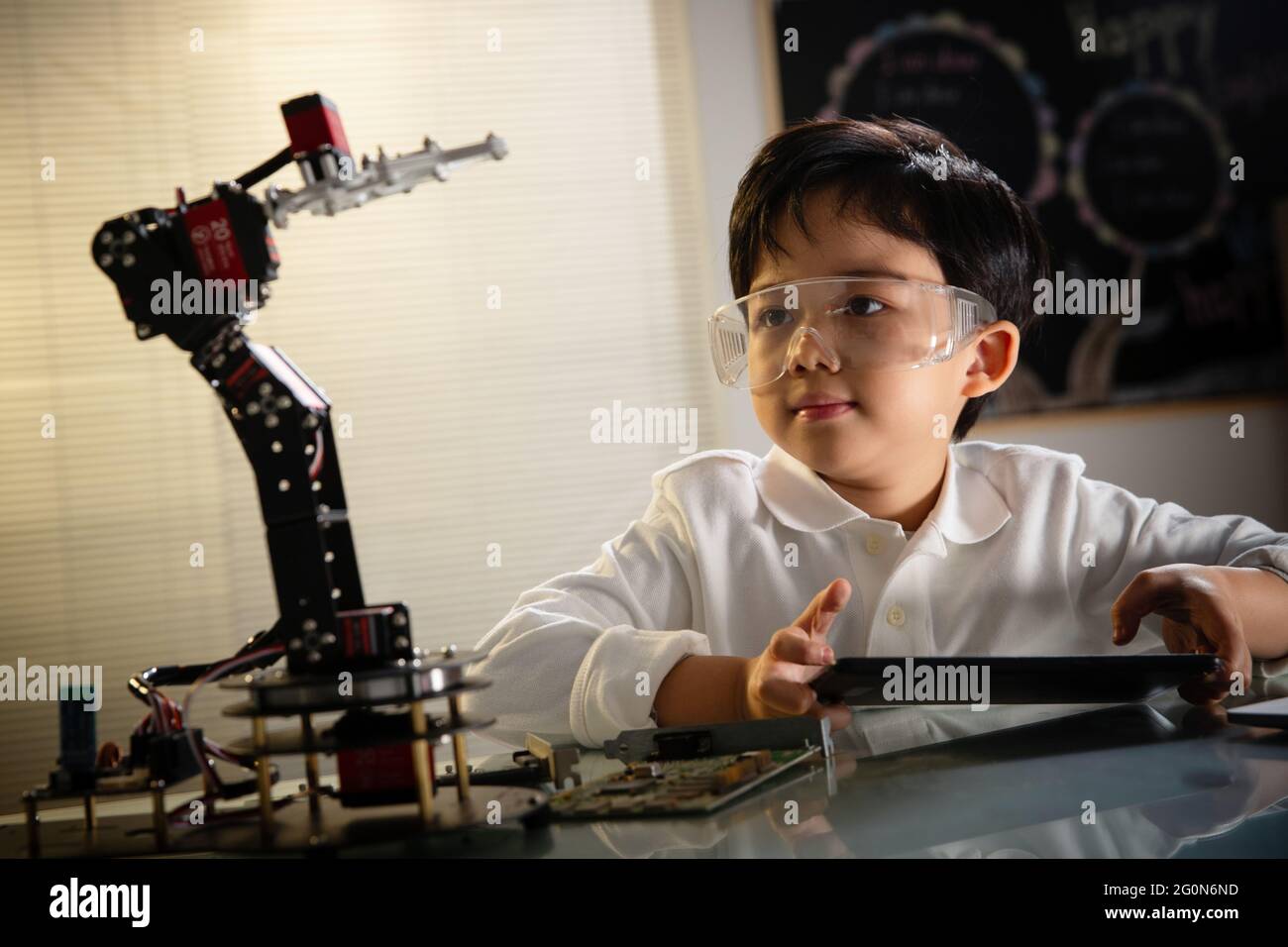 Les étudiants apprennent la programmation du robot Banque D'Images