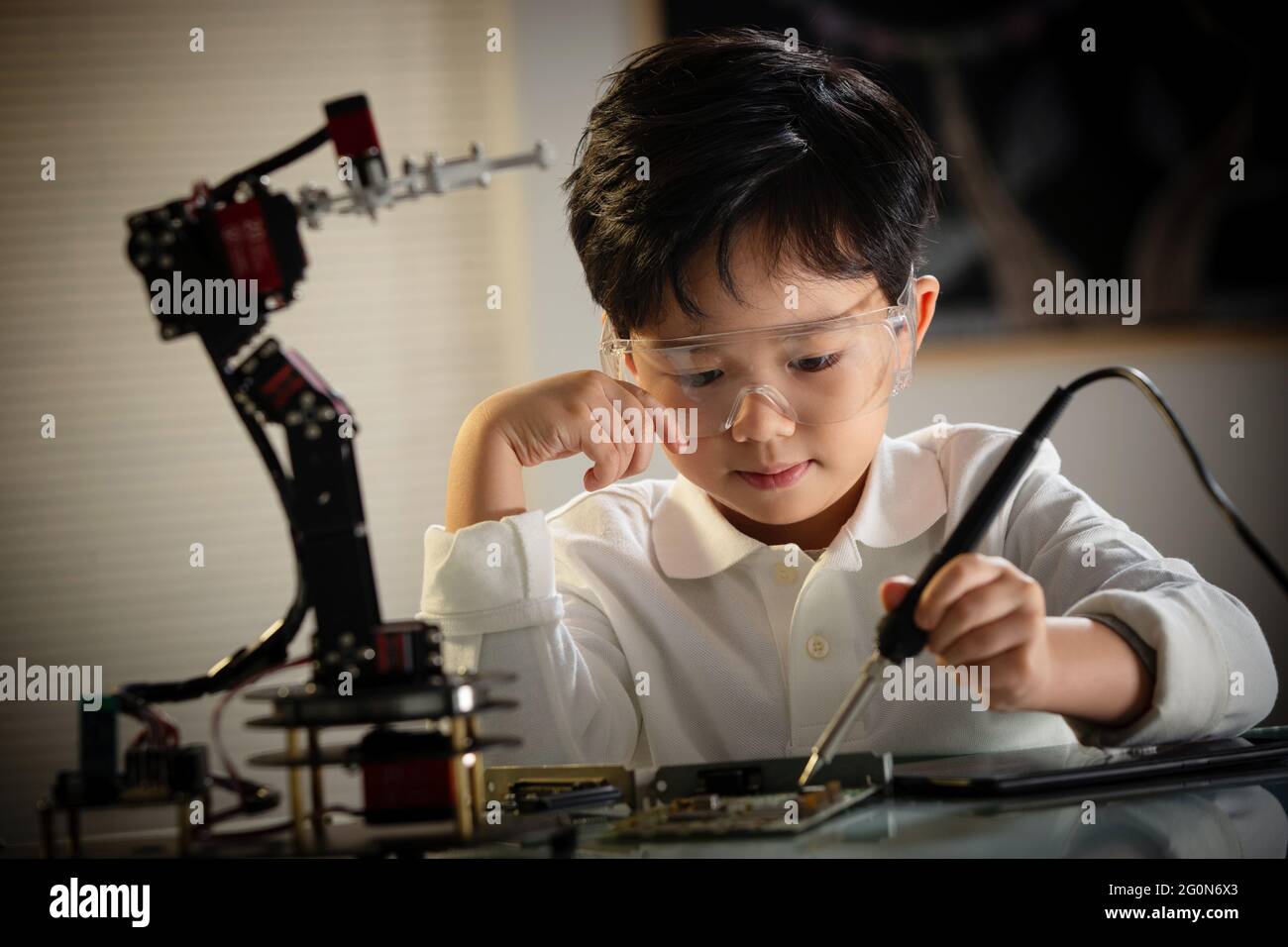 Les étudiants apprennent la programmation du robot Banque D'Images