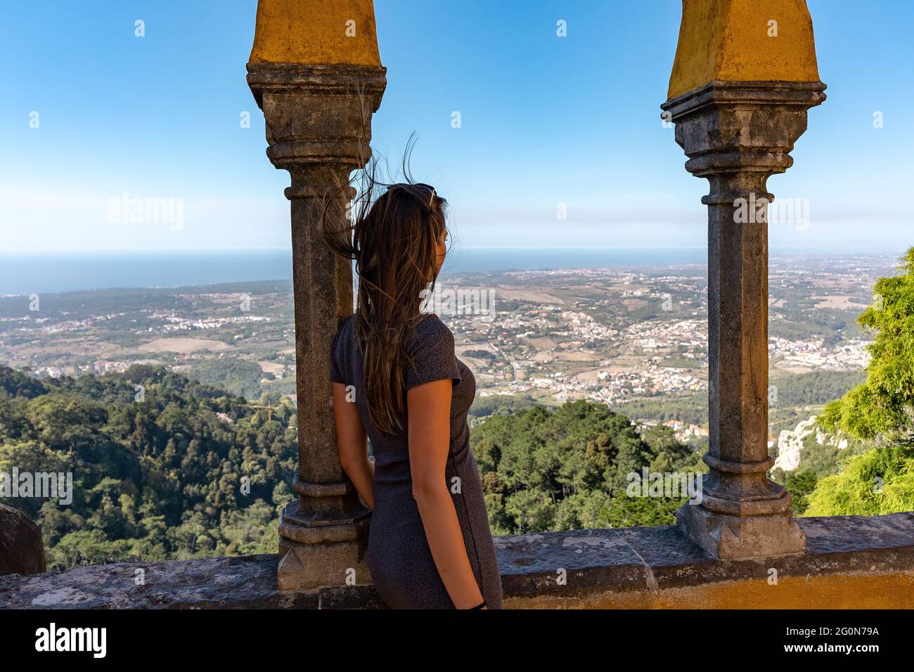 Jeune femme belle bénéficiant d'une vue aérienne sur le paysage rural portugais de Sintra Banque D'Images