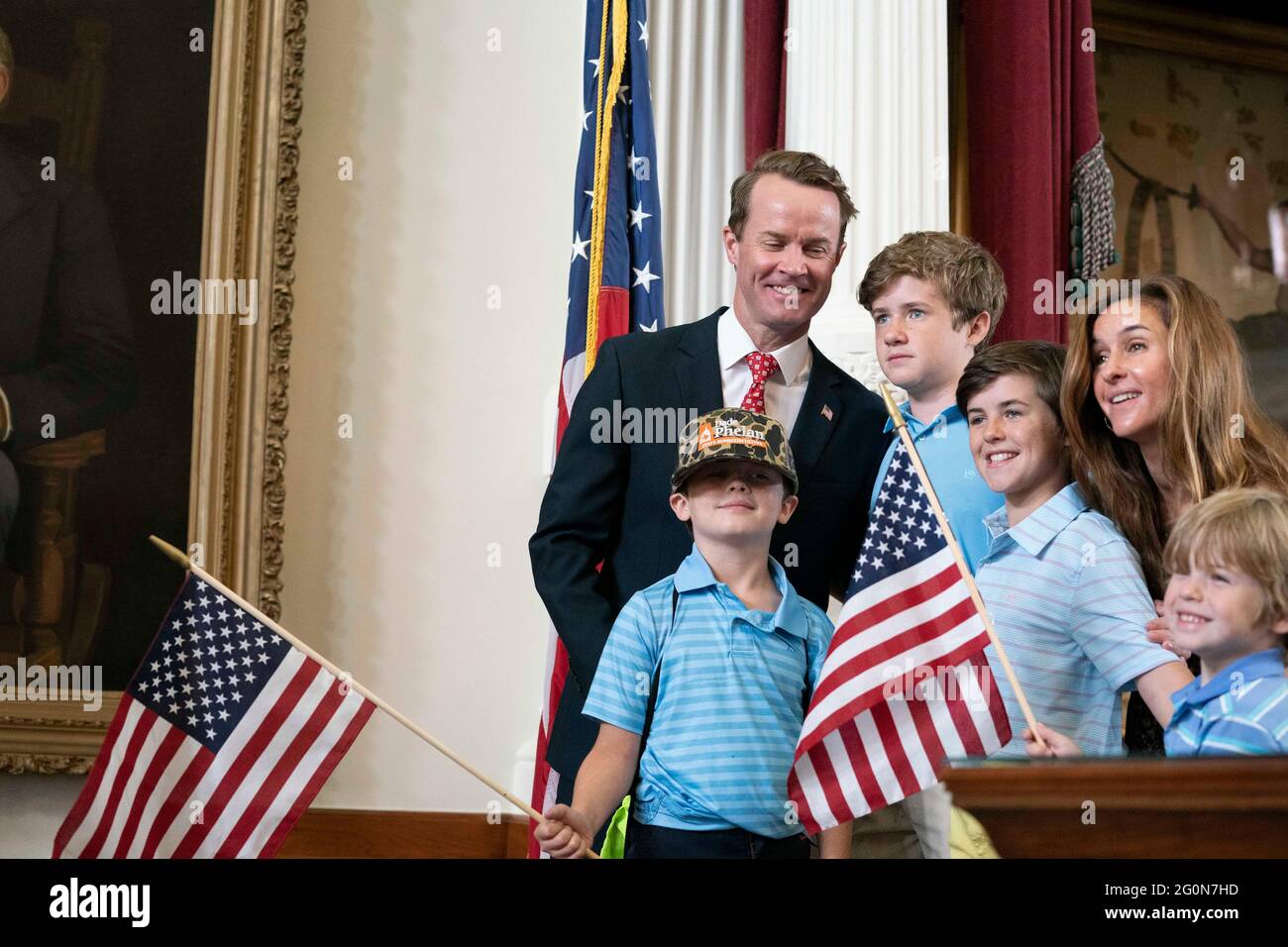 Austin, Texas, États-Unis. 30 mai 2021. Le Président de la Chambre Dade Phelan pose avec sa famille après la fin de la session, le dernier jour de la 87e législature du Texas. Crédit : Bob Daemmrich/ZUMA Wire/Alay Live News Banque D'Images