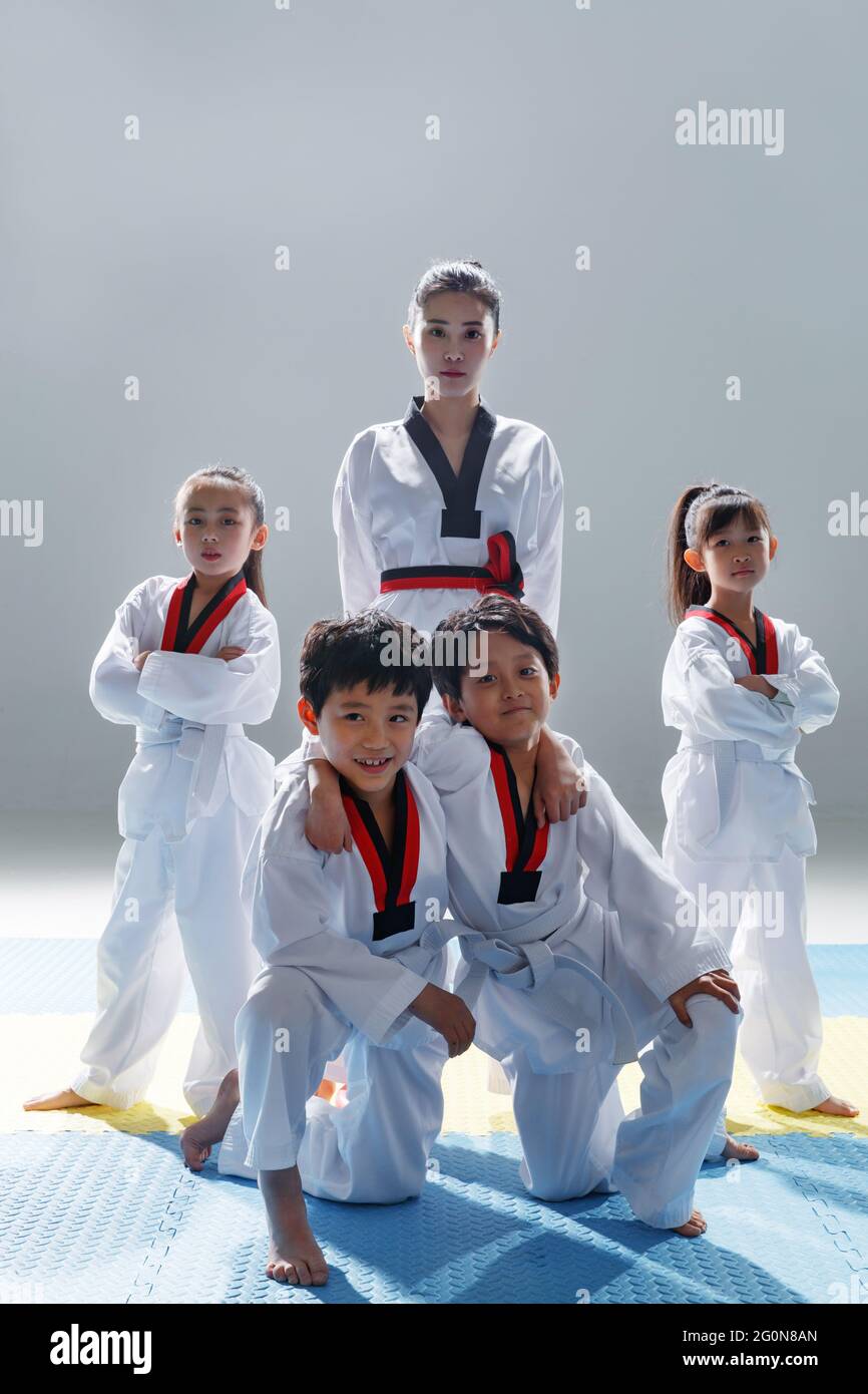 Les jeunes entraîneurs enseignent aux élèves l'apprentissage du tae kwon do Banque D'Images