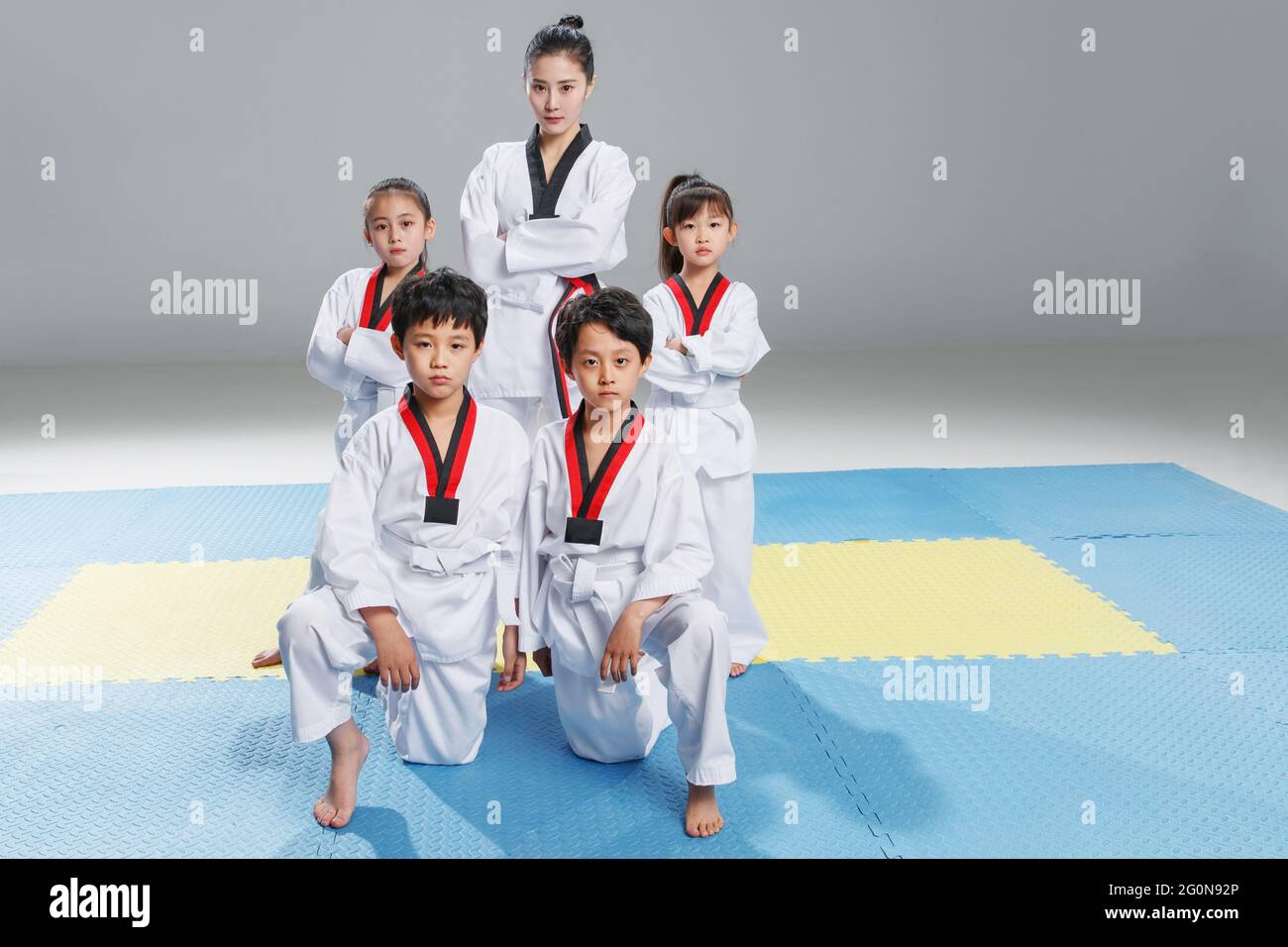 Les jeunes entraîneurs enseignent aux élèves l'apprentissage du tae kwon do Banque D'Images