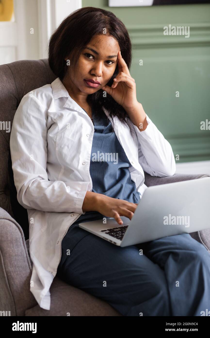 Médecin noir. Télémédecine utilisation des technologies informatiques et des télécommunications pour l'échange d'informations médicales Banque D'Images
