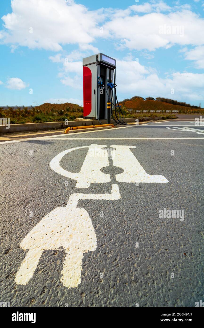 Station de charge EV sans voiture et parkings avec icônes de charge ev. Énergie alternative pour les voitures modernes. Voitures sans émission. Véhicules électriques ch Banque D'Images