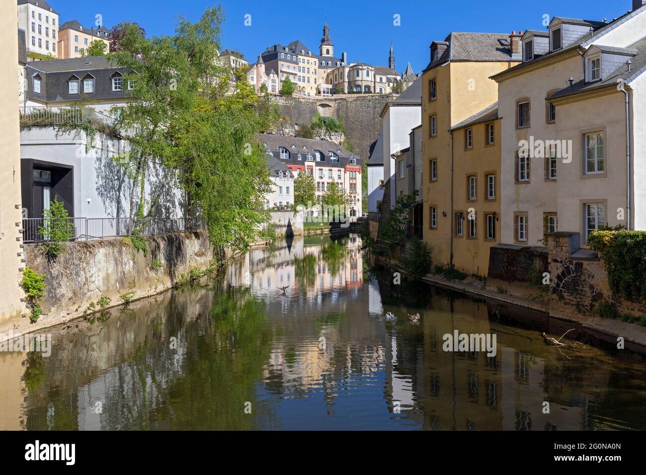 Europe, Luxembourg, ville de Luxembourg, Grund, Maisons anciennes à côté de la rivière Alzette depuis le pont du Grund Banque D'Images