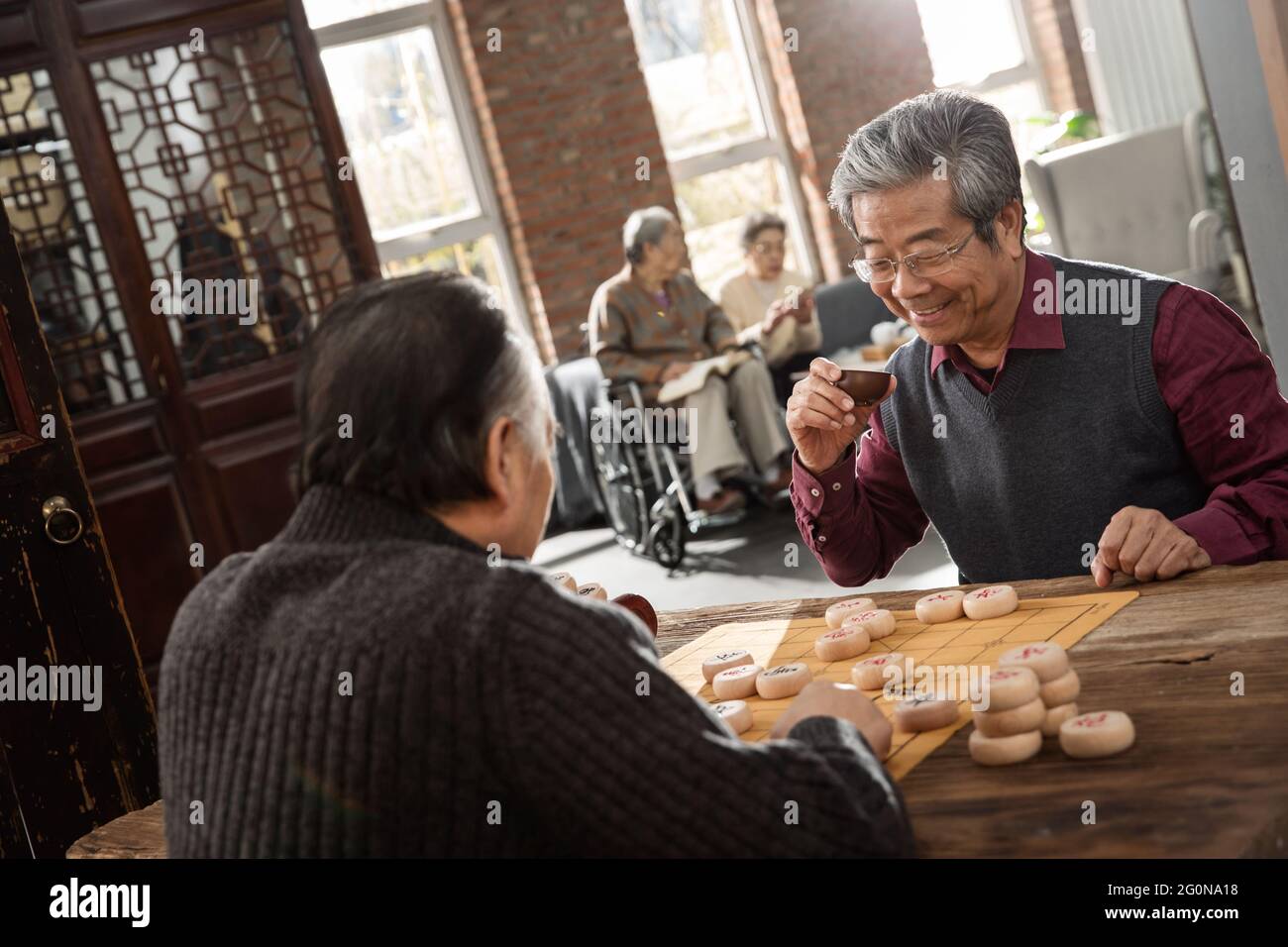 De vieux amis jouant aux échecs Banque D'Images