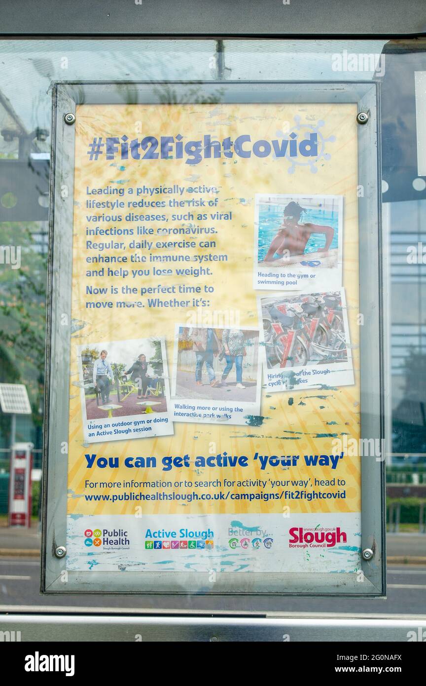 Slough, Berkshire, Royaume-Uni. 2 juin 2021. Une bannière Fit2FightCovid à un arrêt de bus à Slough. Crédit : Maureen McLean/Alay Banque D'Images