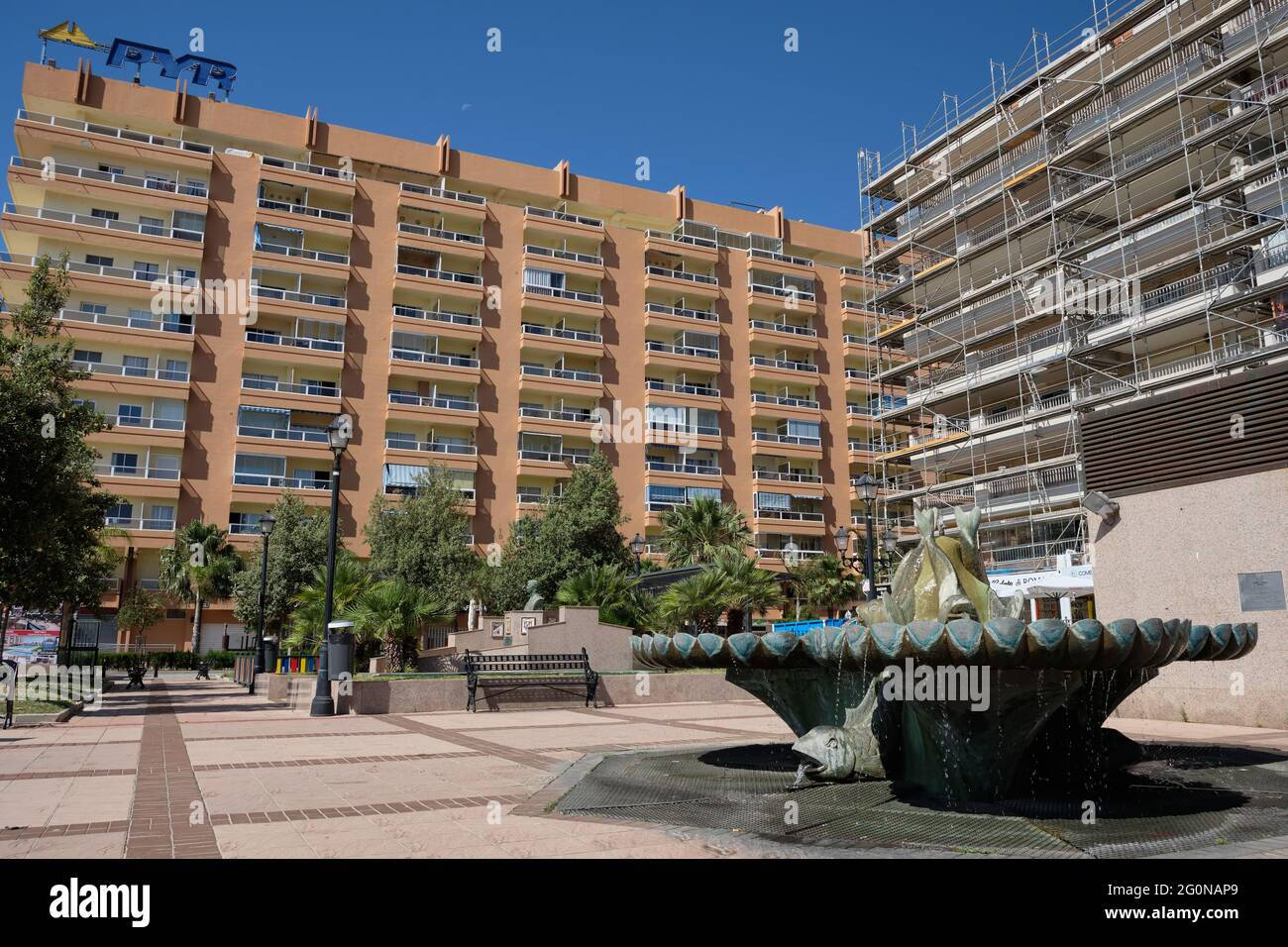 Fontaine à poissons (Fuente de los peces) sur une place de la ville, Fuengirola, province de Malaga, Andalousie, Espagne. Banque D'Images