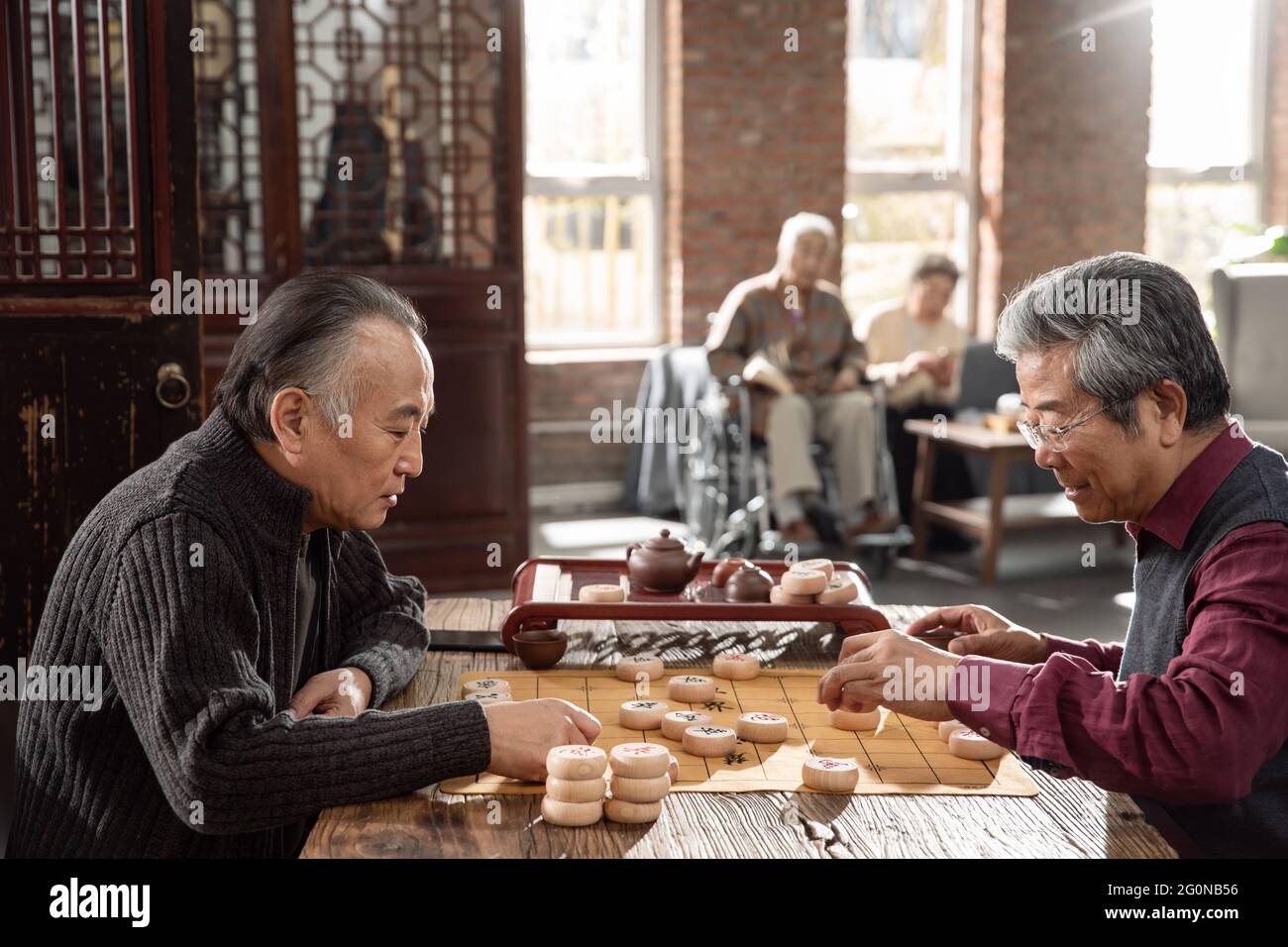 De vieux amis jouant aux échecs Banque D'Images