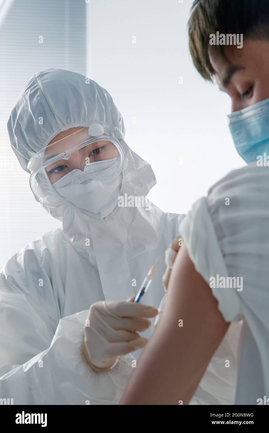 Personnel médical pour vacciner les patients Banque D'Images