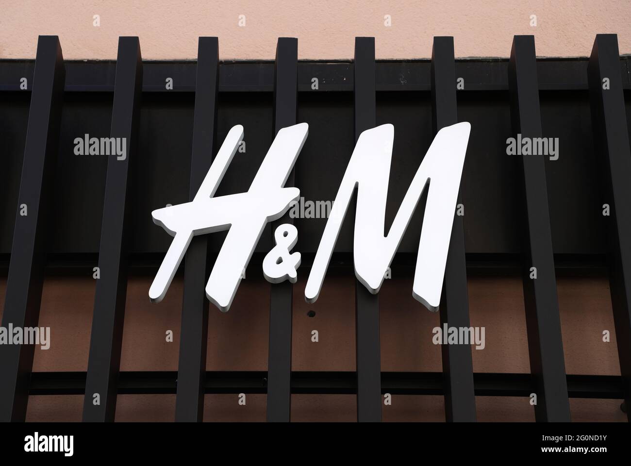 Hennes & Mauritz AB signe et magasin dans la ville d'Uppsala, Suède. Banque D'Images