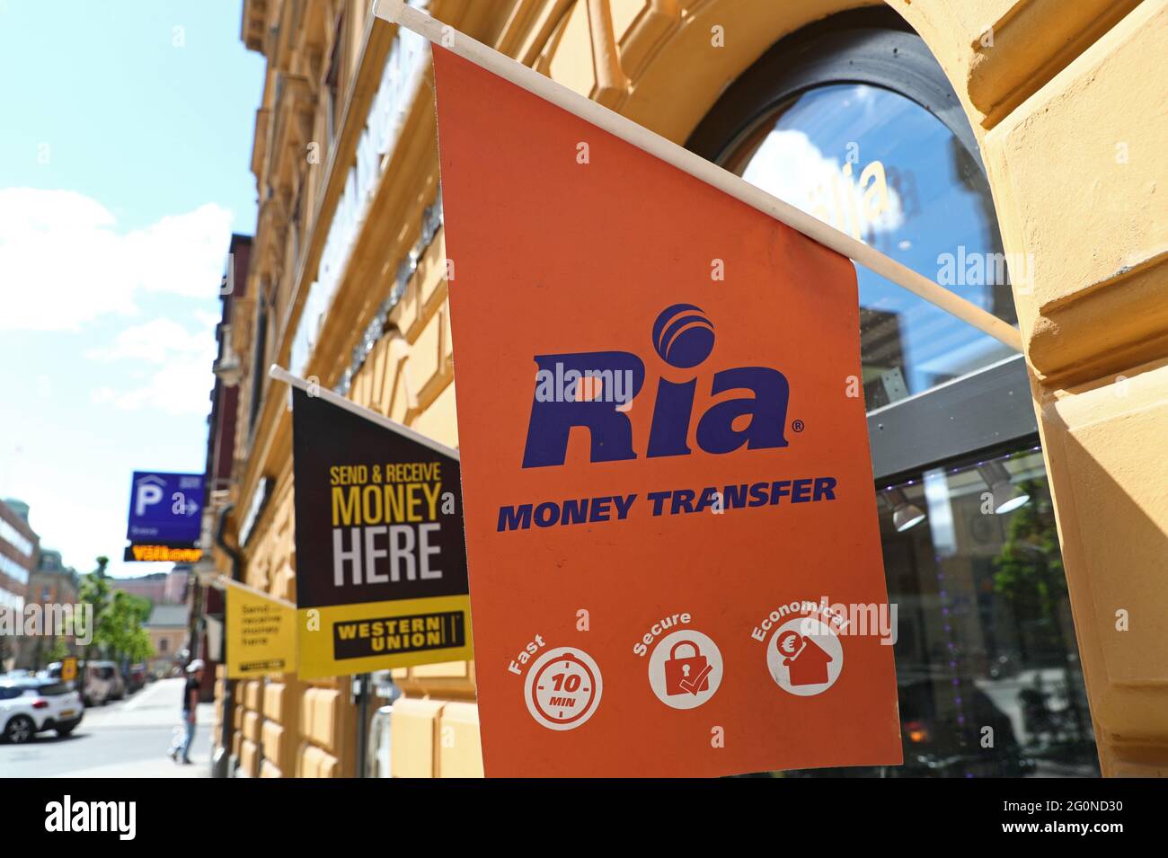 La société Western Union et le drapeau de transfert d'argent de Ria dans la ville d'Uppsala, en Suède. Banque D'Images