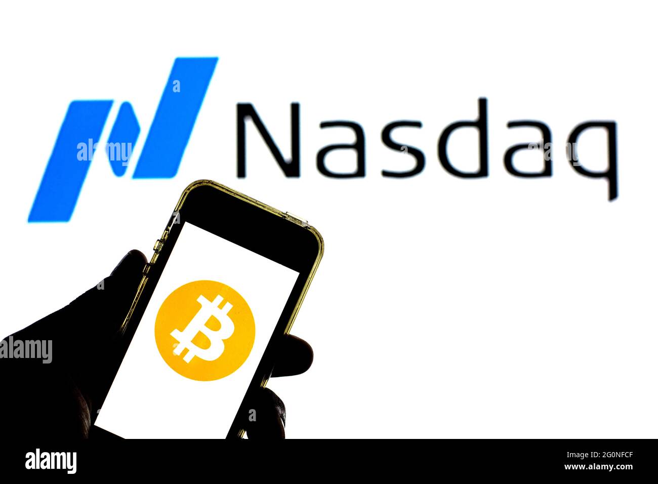 Espagne. 02 juin 2021. Sur cette photo, un logo Bitcoin est affiché sur un smartphone avec le logo Nasdaq composite en arrière-plan. Crédit : SOPA Images Limited/Alamy Live News Banque D'Images