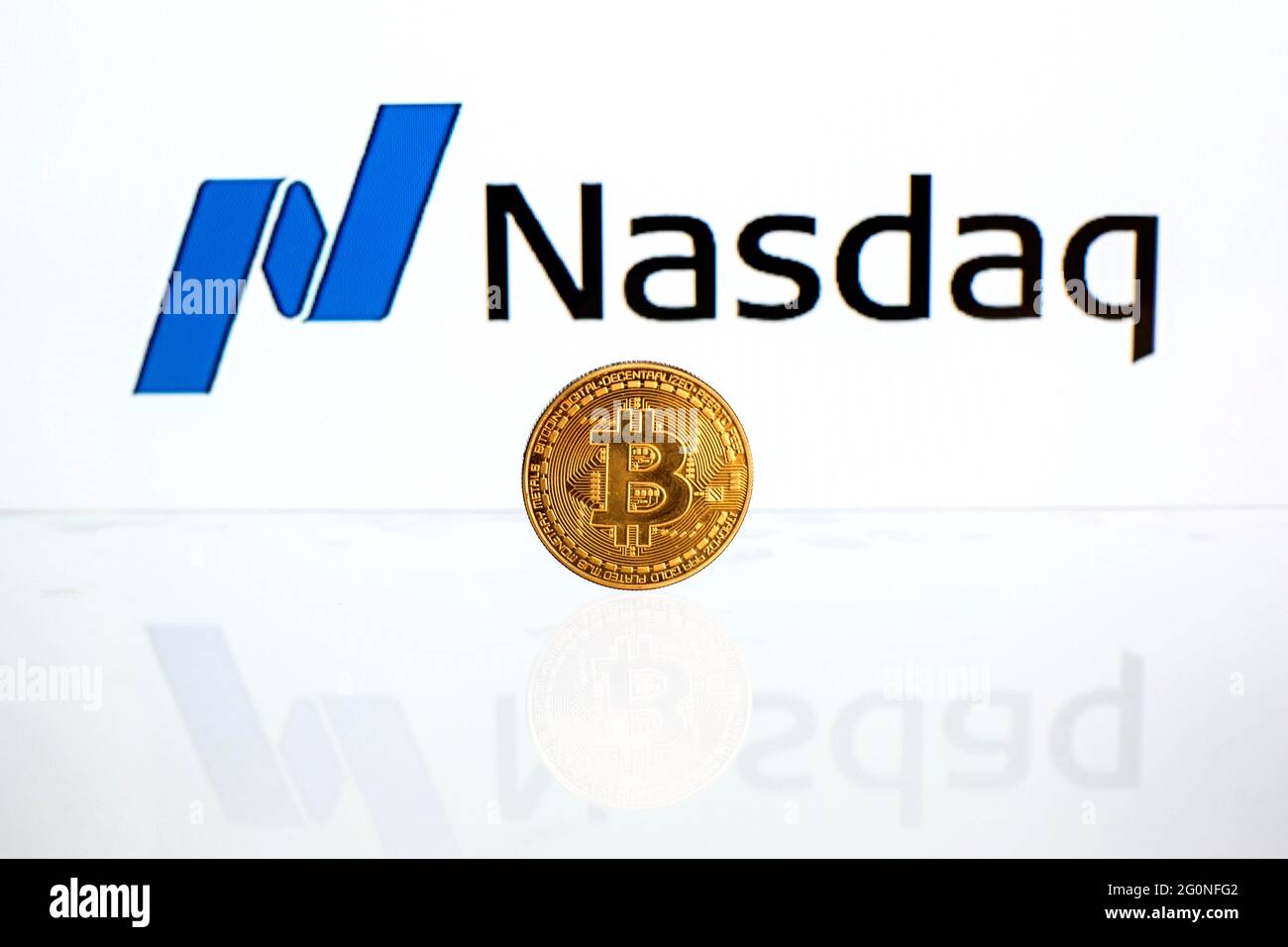 Espagne. 02 juin 2021. Dans cette illustration, un Bitcoin vu sur un smartphone avec le logo Nasdaq composite en arrière-plan. Crédit : SOPA Images Limited/Alamy Live News Banque D'Images