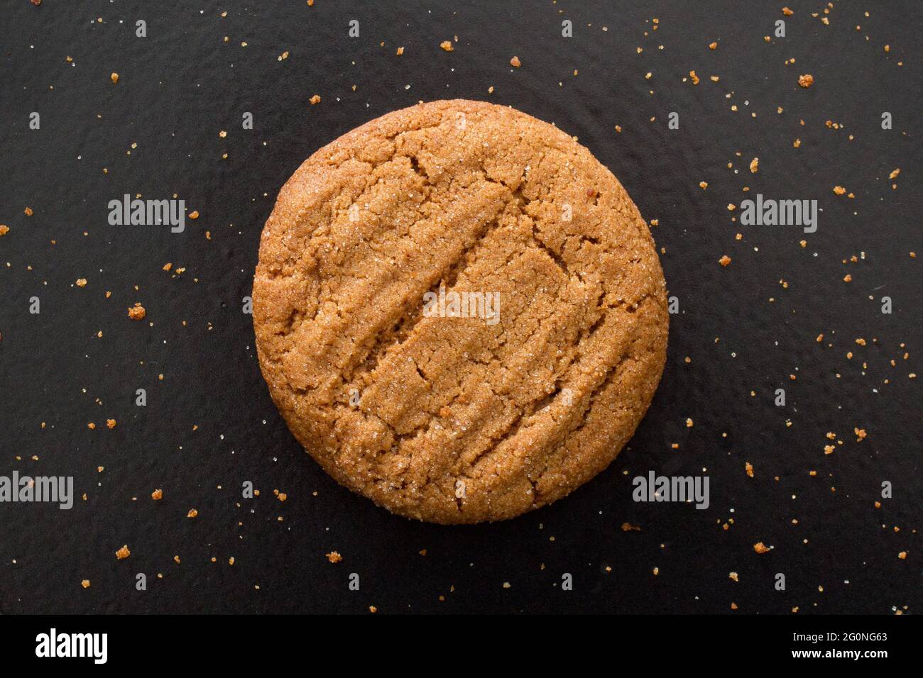 Biscuit scintillant au gingembre sur fond sombre. Banque D'Images