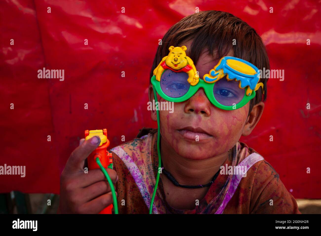 Portrait d'un garçon indien portant des lunettes colorées Banque D'Images