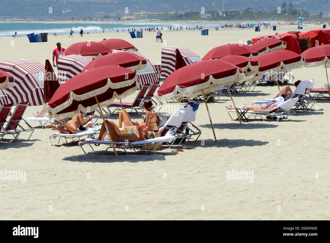 Les gens qui profitent du soleil sur la plage de Coronado, San Diego, Californie, Banque D'Images