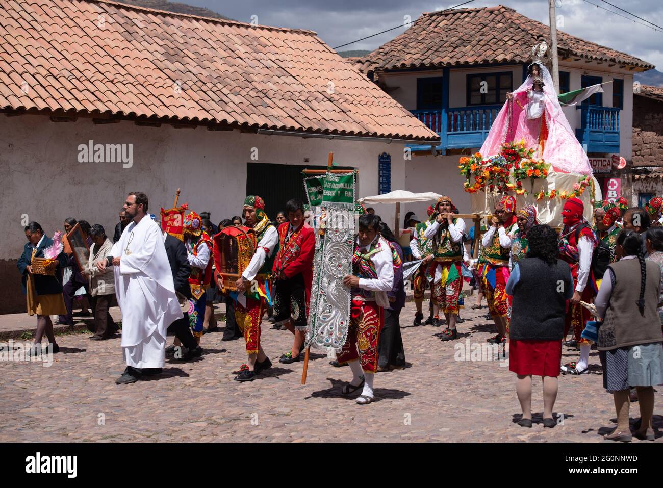 Danse folklorique péruvienne, avec des costumes colorés devant l'église de San Pedro Apôtre d'Andahuaylillas, Quispicanchi, près de Cusco, Pérou sur Octo Banque D'Images