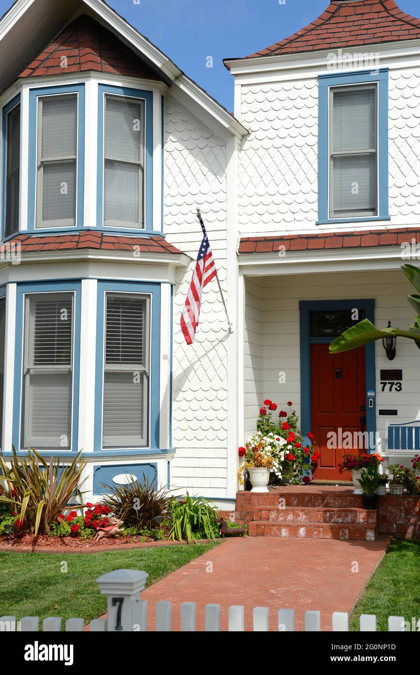 Maison en bois au milieu du XIXe siècle avec un drapeau américain sur Orange Ave à Coronado City, San Diego, Californie Banque D'Images