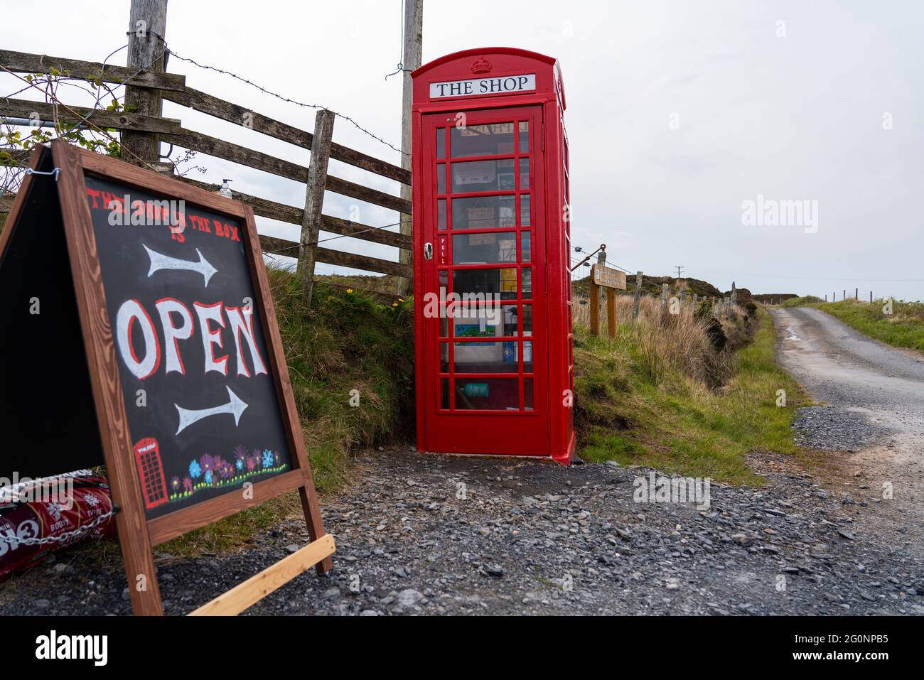 The Shop in the Box installé dans l'ancienne boîte téléphonique sur la péninsule d'OA, Islay, Inner Hebrides, Écosse Royaume-Uni Banque D'Images