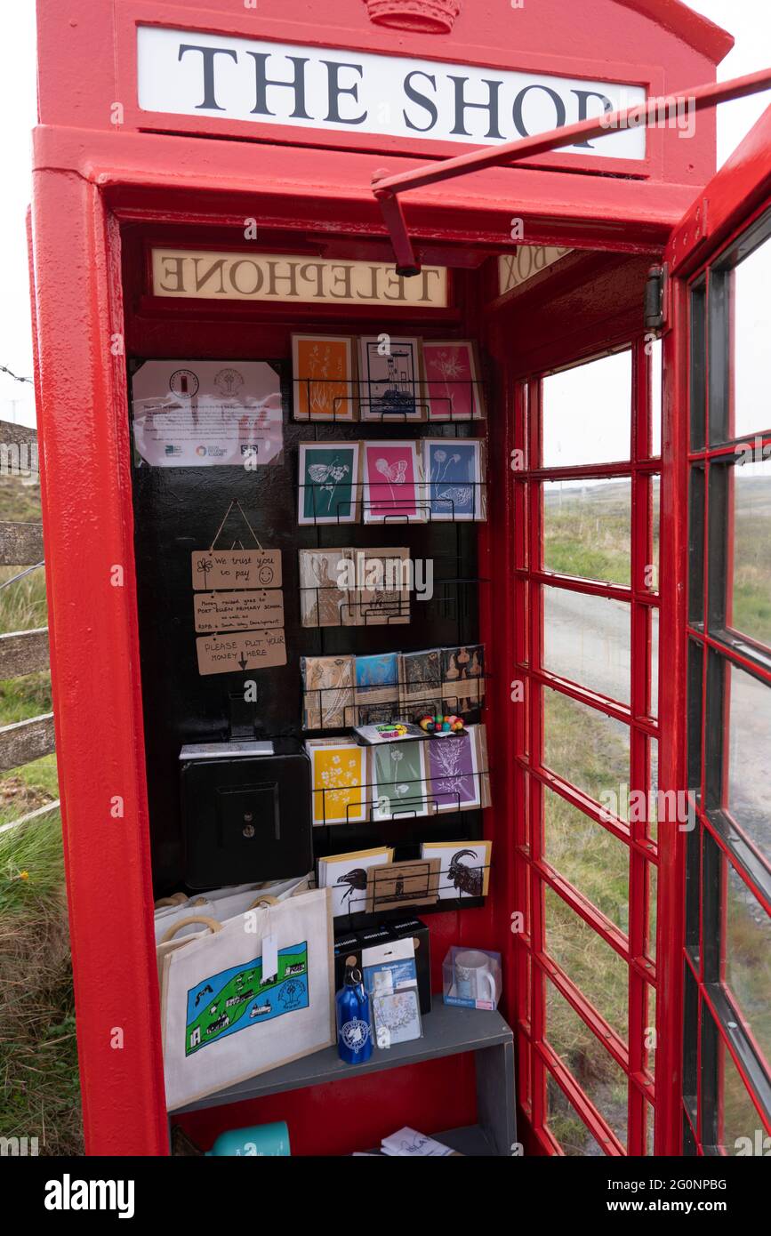 The Shop in the Box installé dans l'ancienne boîte téléphonique sur la péninsule d'OA, Islay, Inner Hebrides, Écosse Royaume-Uni Banque D'Images