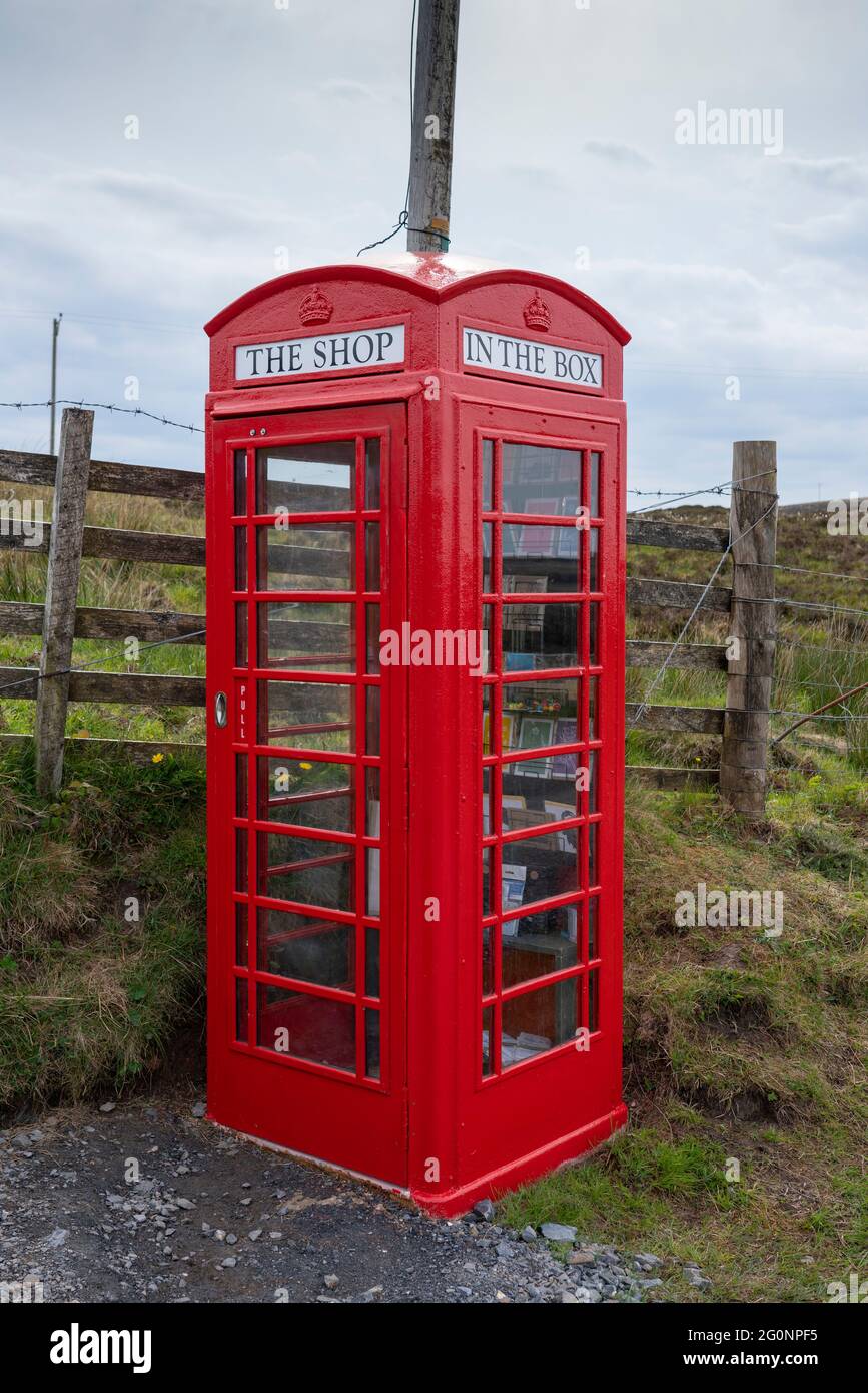 The Shop in the Box installé dans l'ancienne boîte téléphonique sur la péninsule d'OA, Islay, Inner Hebrides, Écosse Royaume-Uni Banque D'Images