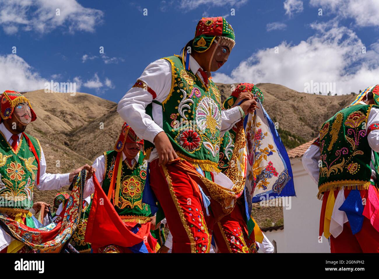 Danse folklorique péruvienne, avec des costumes colorés devant l'église de San Pedro Apôtre d'Andahuaylillas, Quispicanchi, près de Cusco, Pérou sur Octo Banque D'Images