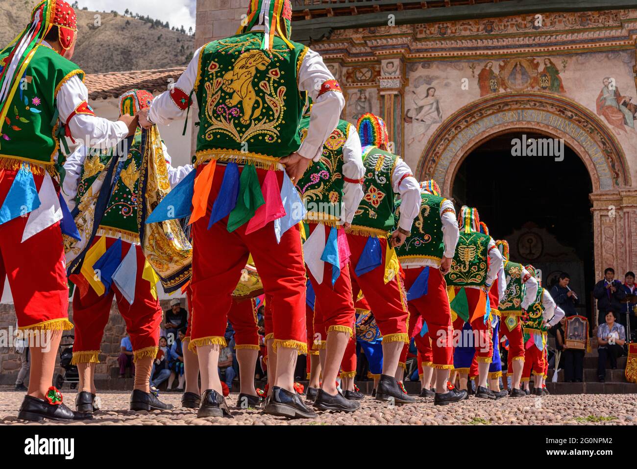 Danse folklorique péruvienne, avec des costumes colorés devant l'église de San Pedro Apôtre d'Andahuaylillas, Quispicanchi, près de Cusco, Pérou sur Octo Banque D'Images