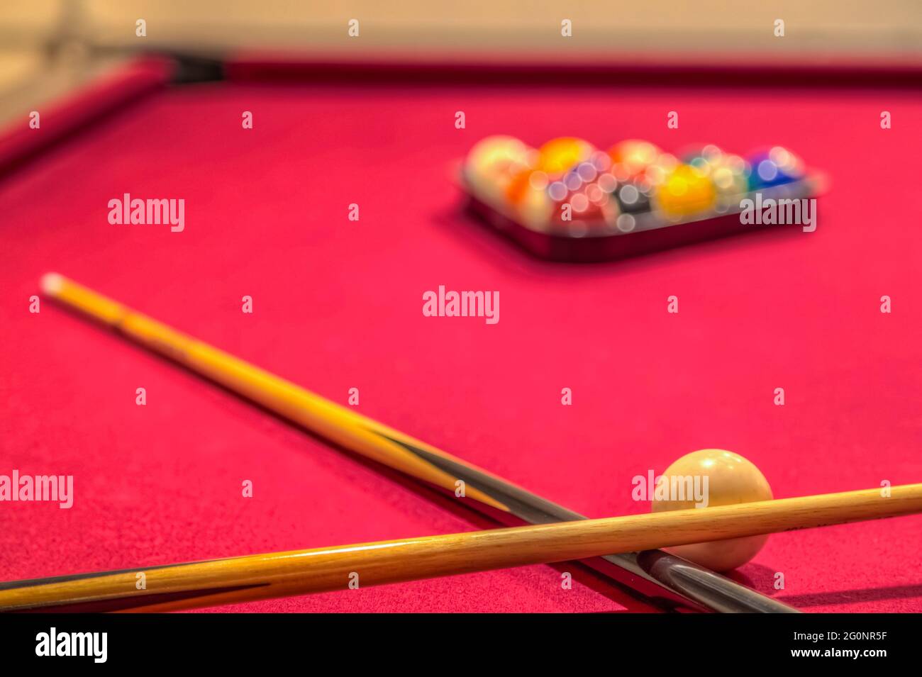 Table de billard rouge avec bâtons de repère boules de billard Banque D'Images