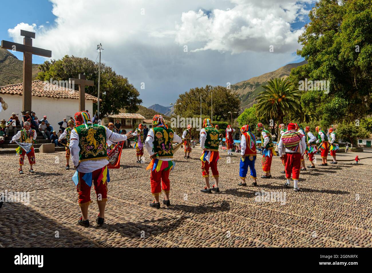 Danse folklorique péruvienne, avec des costumes colorés devant l'église de San Pedro Apôtre d'Andahuaylillas, Quispicanchi, près de Cusco, Pérou sur Octo Banque D'Images