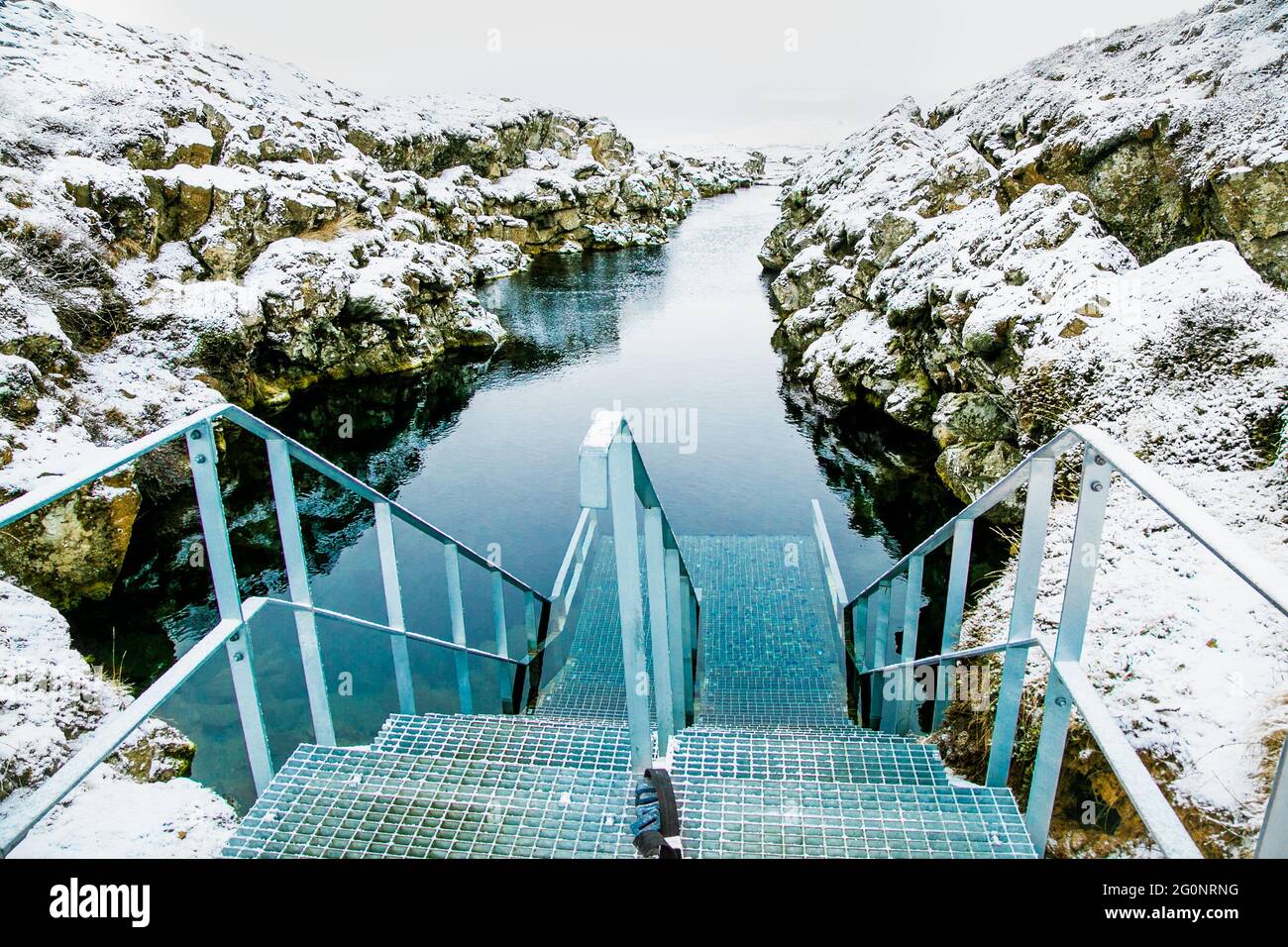 Entance dans l'eau à Silfra Rift, l'endroit où la plaque tectonique eurasienne et américaine sont divisées dans le parc national de Thingvellir, en Islande. Banque D'Images