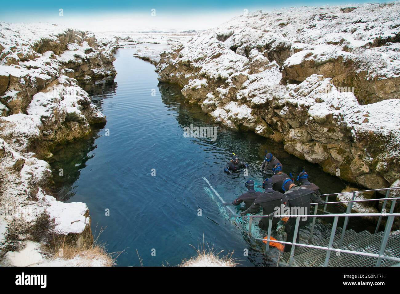 Silfra, Islande-fév 19, 2020: Snorkelers se préparant à entrer dans l'eau à Silfra Rift, le lieu où sont eurasiens et la plaque tectonique américaine Banque D'Images
