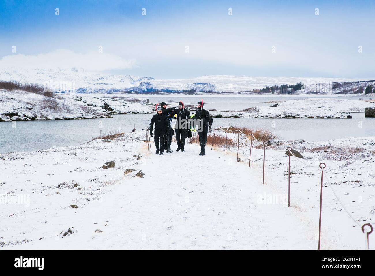 Silfra, Islande-fév 19, 2020: Snorkelers se préparant à entrer dans l'eau à Silfra Rift, le lieu où sont eurasiens et la plaque tectonique américaine Banque D'Images