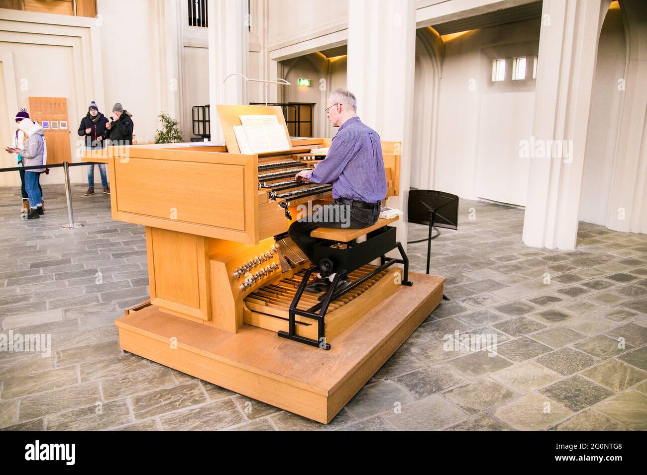 Reykjavik, Islande - février 20 2020 : un musicien joue à Pipe Organ à l'intérieur de Hallgrimskirkja la plus grande et la plus haute église de Reykjavik, la capitale de l'IC Banque D'Images