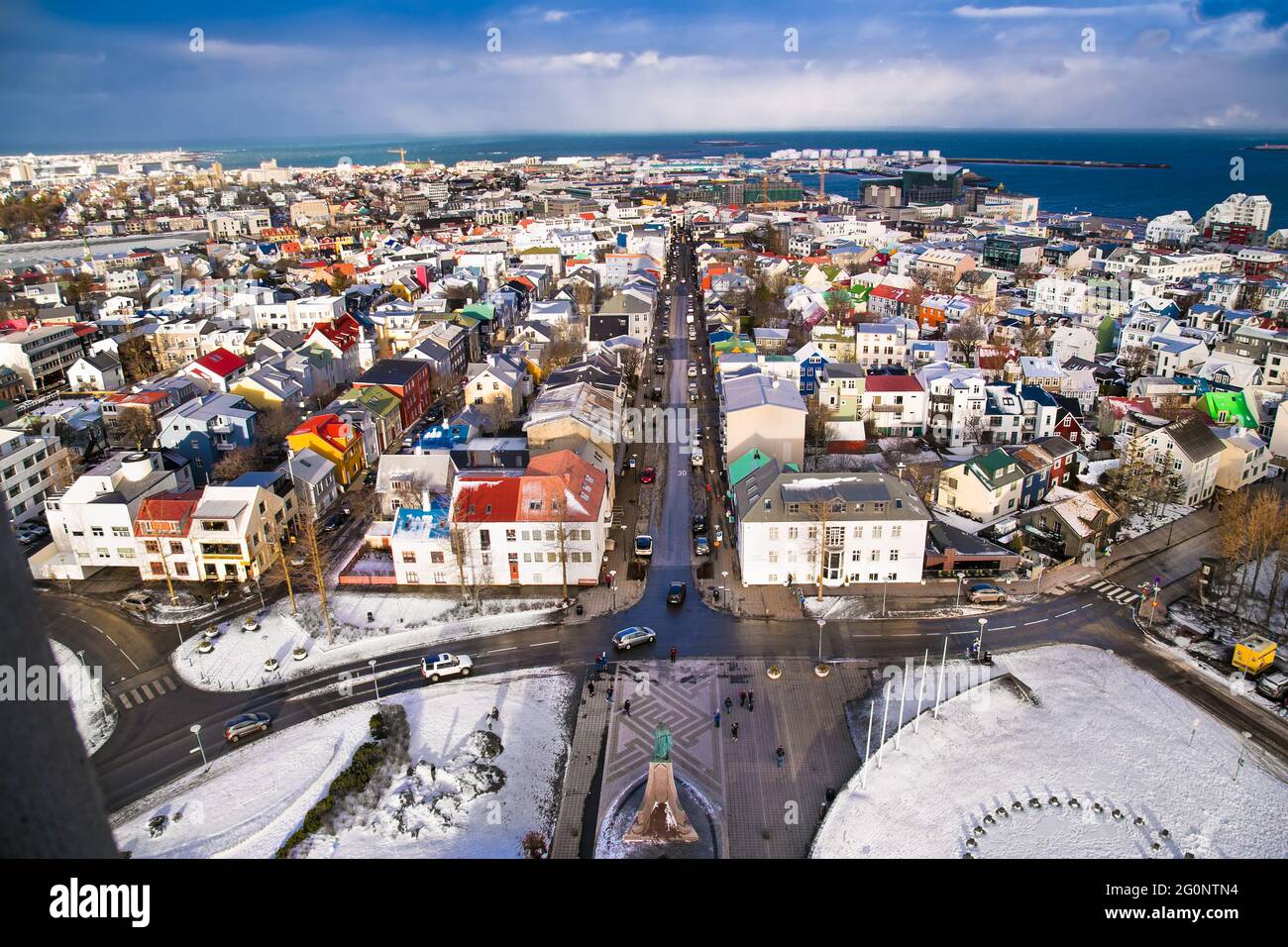 Reykjavic , Islande - 20 février 2020 : vue panoramique sur la ville de Reykjavik et la côte atlantique de l'océan depuis le sommet de l'église Hallgrimskirkja. Reykjavik est le Banque D'Images