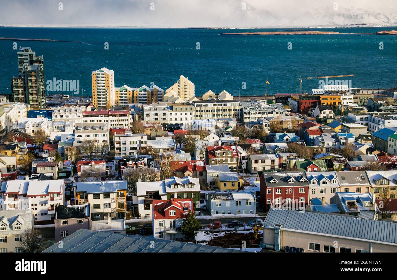 Reykjavic , Islande - 20 février 2020 : vue panoramique sur la ville de Reykjavik et la côte atlantique de l'océan depuis le sommet de l'église Hallgrimskirkja. Reykjavik est le Banque D'Images