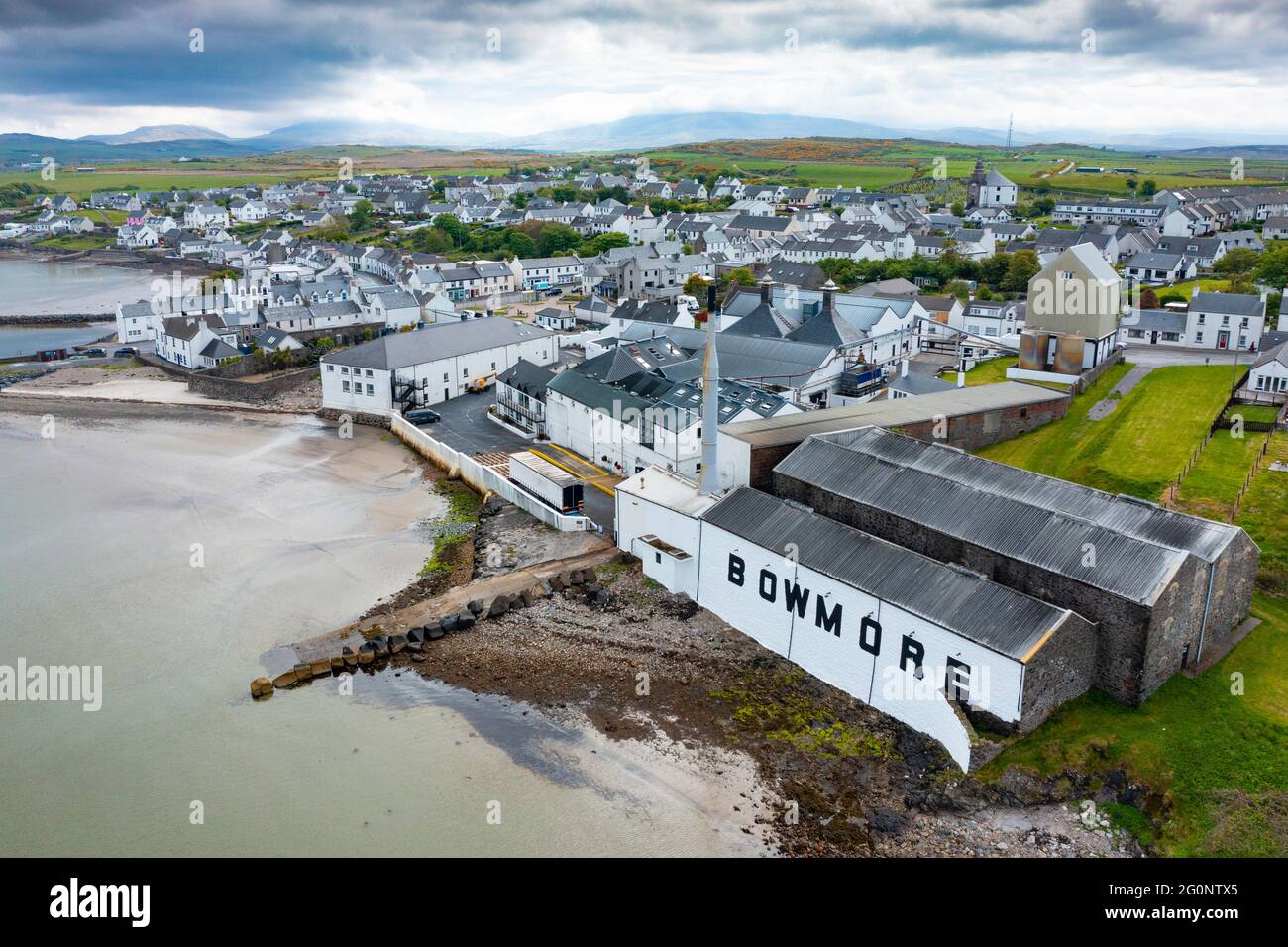 Vue aérienne de drone de la distillerie de whisky de scotch Bowmore à Bowmore on Islay, Inner Hebrides , Écosse, Royaume-Uni Banque D'Images