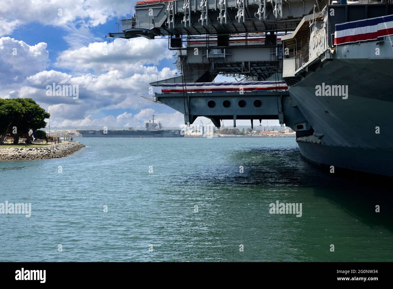 Le musée du porte-avions USS Midway et l'USS Abraham Lincoln en arrière-plan à San Diego, en Californie Banque D'Images