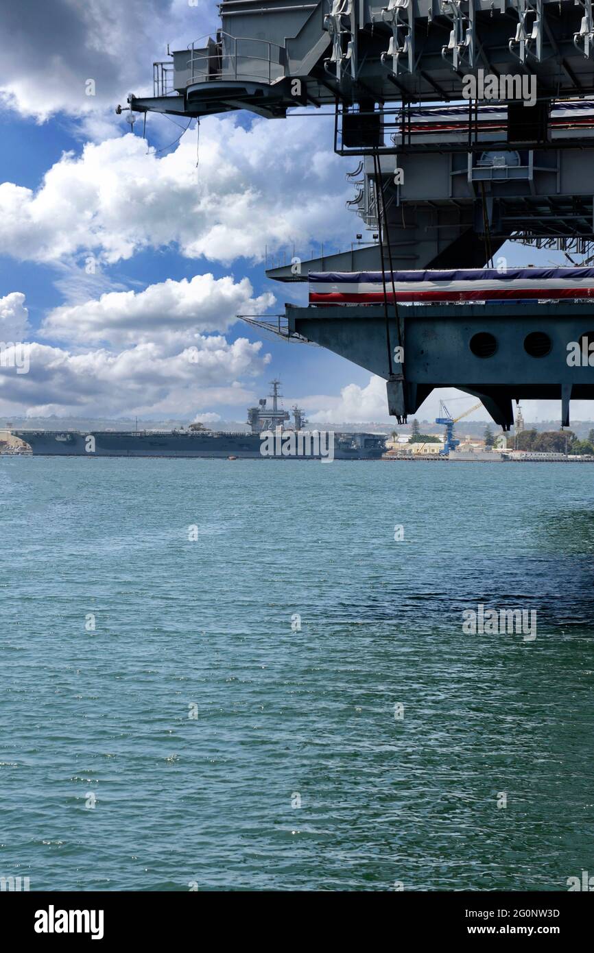 Le musée du porte-avions USS Midway et l'USS Abraham Lincoln en arrière-plan à San Diego, en Californie Banque D'Images