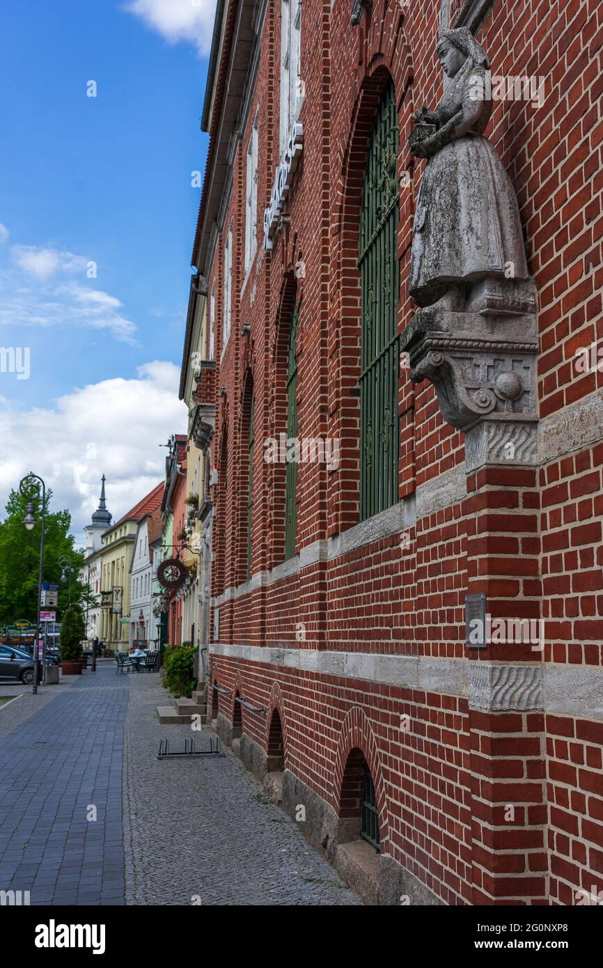 Jueterbog Allemagne 23 Mai 2021 Sculpture En Pierre Calcaire D Une Paysanne En Robe Traditionnelle Connue Sous Le Nom De Thrifty Anna 1910 Photo Stock Alamy