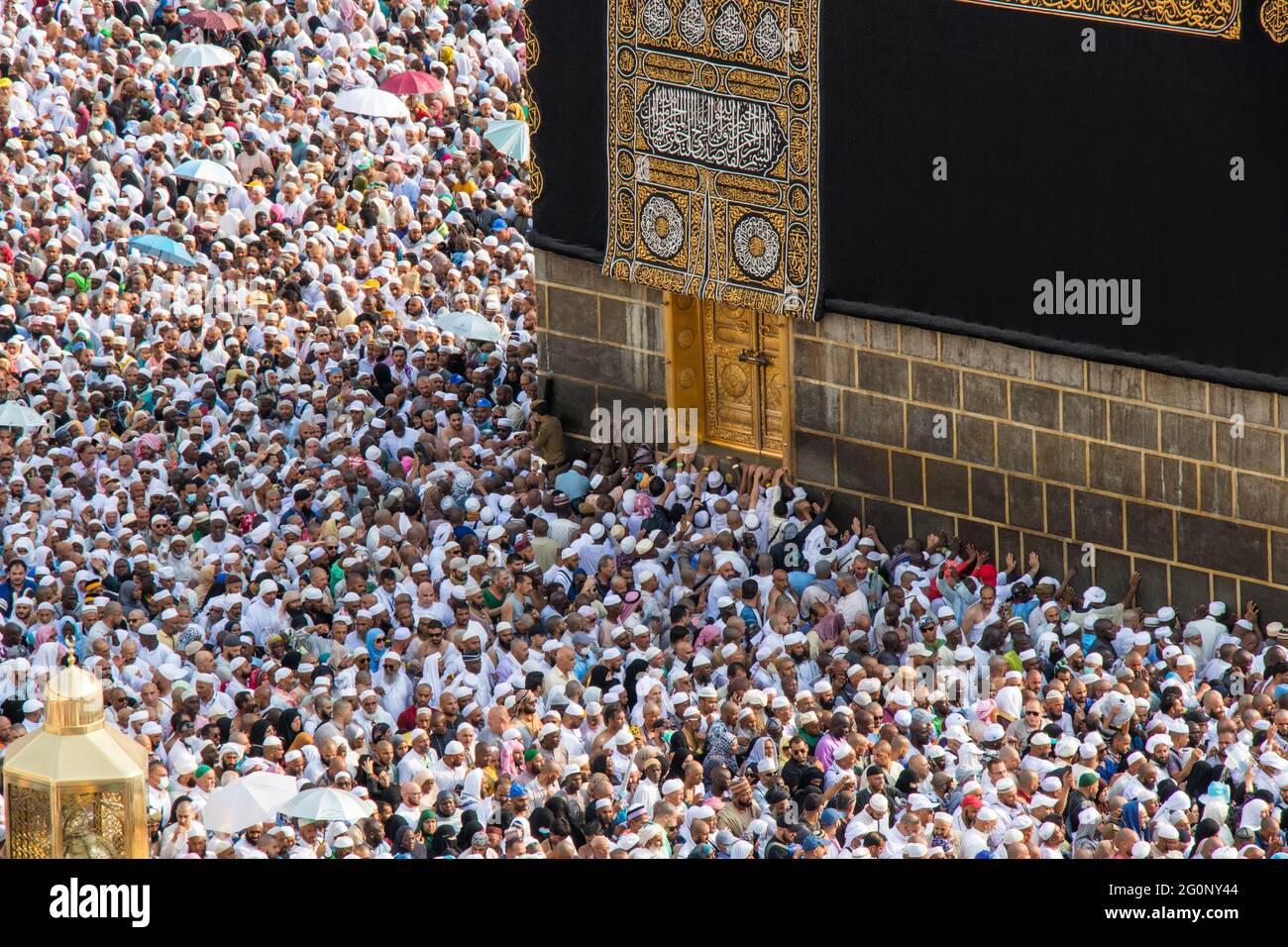 Sainte Kaaba à la Mecque. Porte de Kaaba - Multazam. La foule de pèlerins musulmans contourne les ambulances - tawaf. La Mecque - Arabie saoudite : août 2021 Banque D'Images
