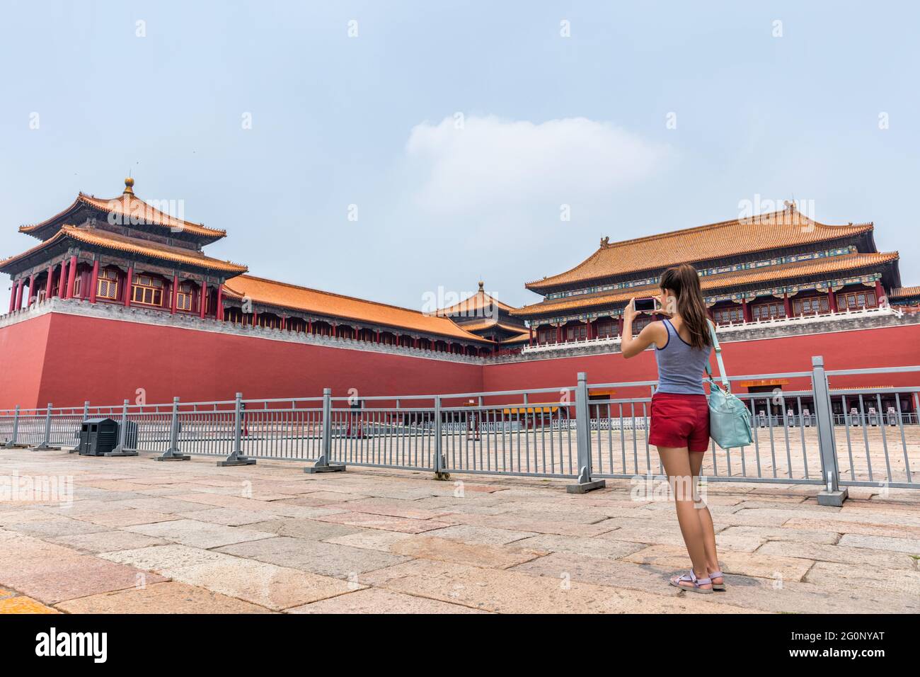 Femme prenant une photo de téléphone portable - voyage à Pékin Banque D'Images