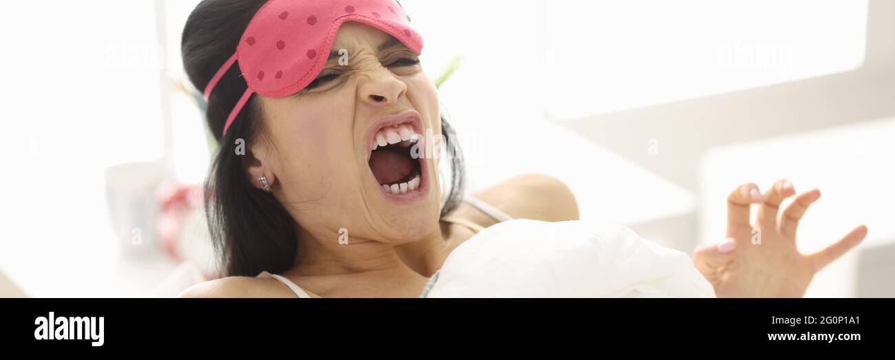 Une femme hurle à s'allonger sur le lit Photo Stock - Alamy