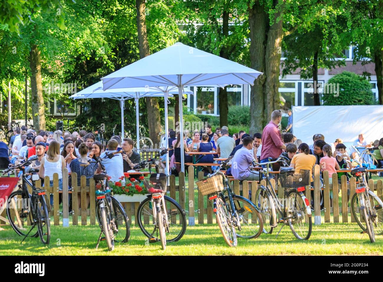Münster, Allemagne. 2 juin 2021. Les gens s'assoient dans l'un des nombreux jardins de bière lors d'une journée chaude et ensoleillée avec des températures autour de 28 degrés dans la ville universitaire de Münster. Le nombre de Covid a chuté régulièrement en Allemagne, ce qui a conduit à un assouplissement supplémentaire des restrictions. Münster se classe régulièrement parmi les villes les plus à incidence la plus faible de NRW. Credit: Imagetraceur/Alamy Live News Banque D'Images