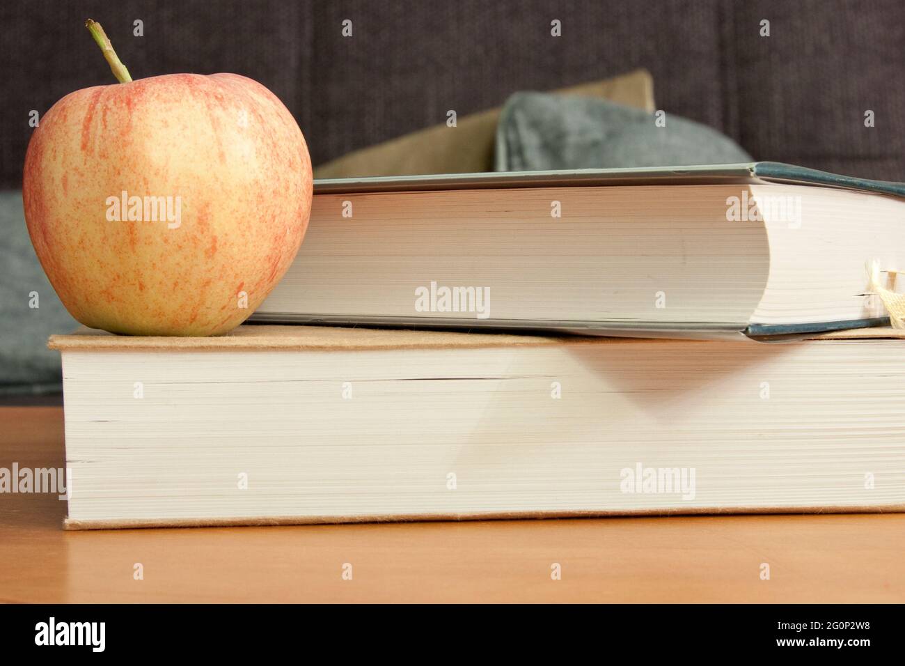 Gros plan d'une pomme sur le livre dans la salle de lecture Banque D'Images