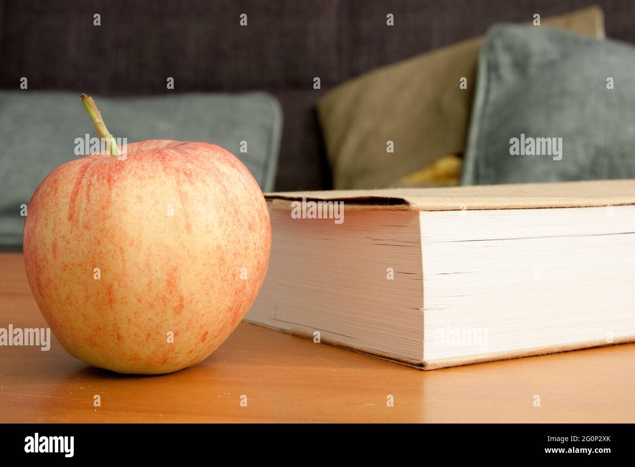 Gros plan d'une pomme sur le livre dans la salle de lecture Banque D'Images