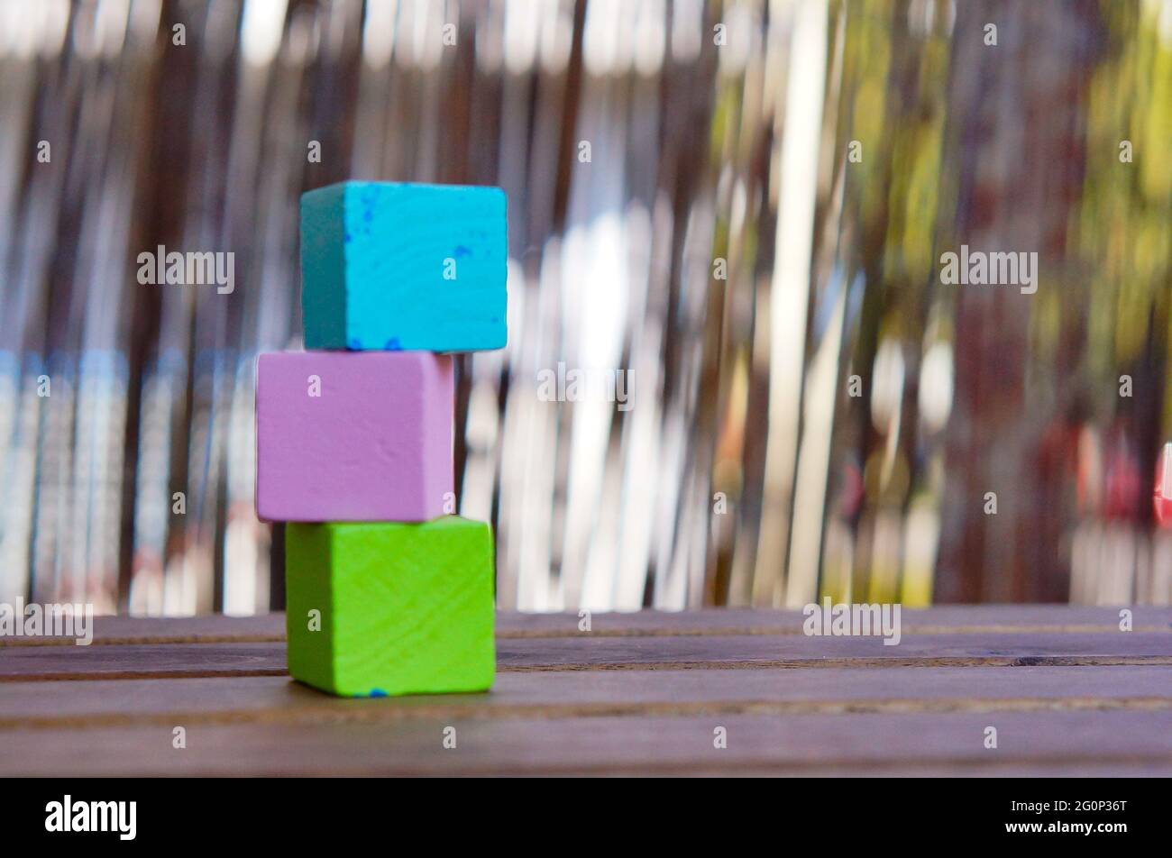 Plan vertical de cubes colorés sur une table en bois sur un arrière-plan flou Banque D'Images