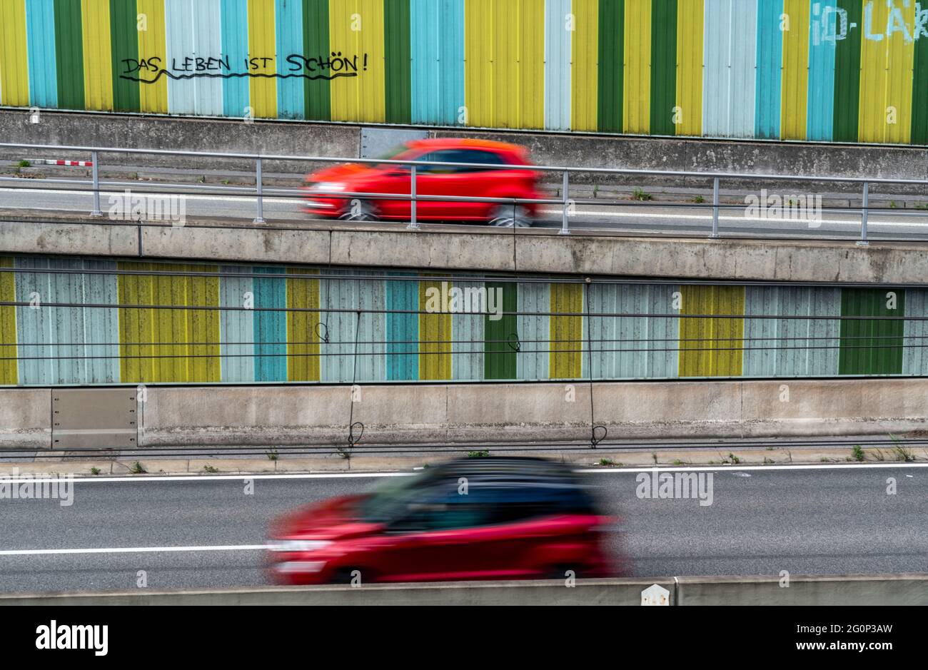 Autoroute A40, Ruhrschnellweg, dans le passage à Essen, barrière de bruit, avec le slogan, la vie est belle, NRW, Allemagne, , Banque D'Images