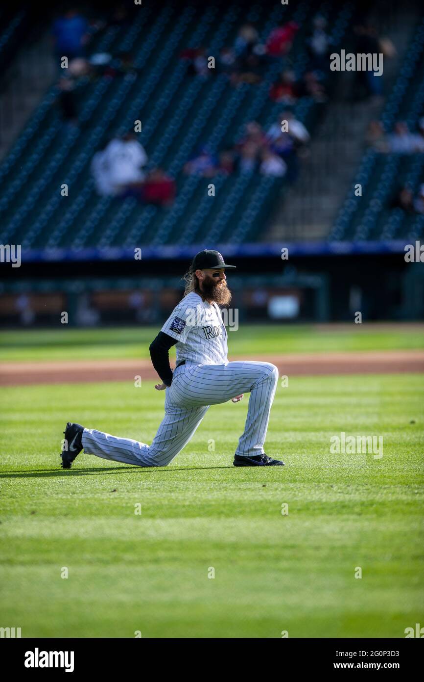 Charlie Blackmon, outfielder des Rocheuses du Colorado (19), se réchauffe avant un match de la saison régulière de la MLB contre les Texas Rangers, le mardi 1er juin 2021, à DENV Banque D'Images