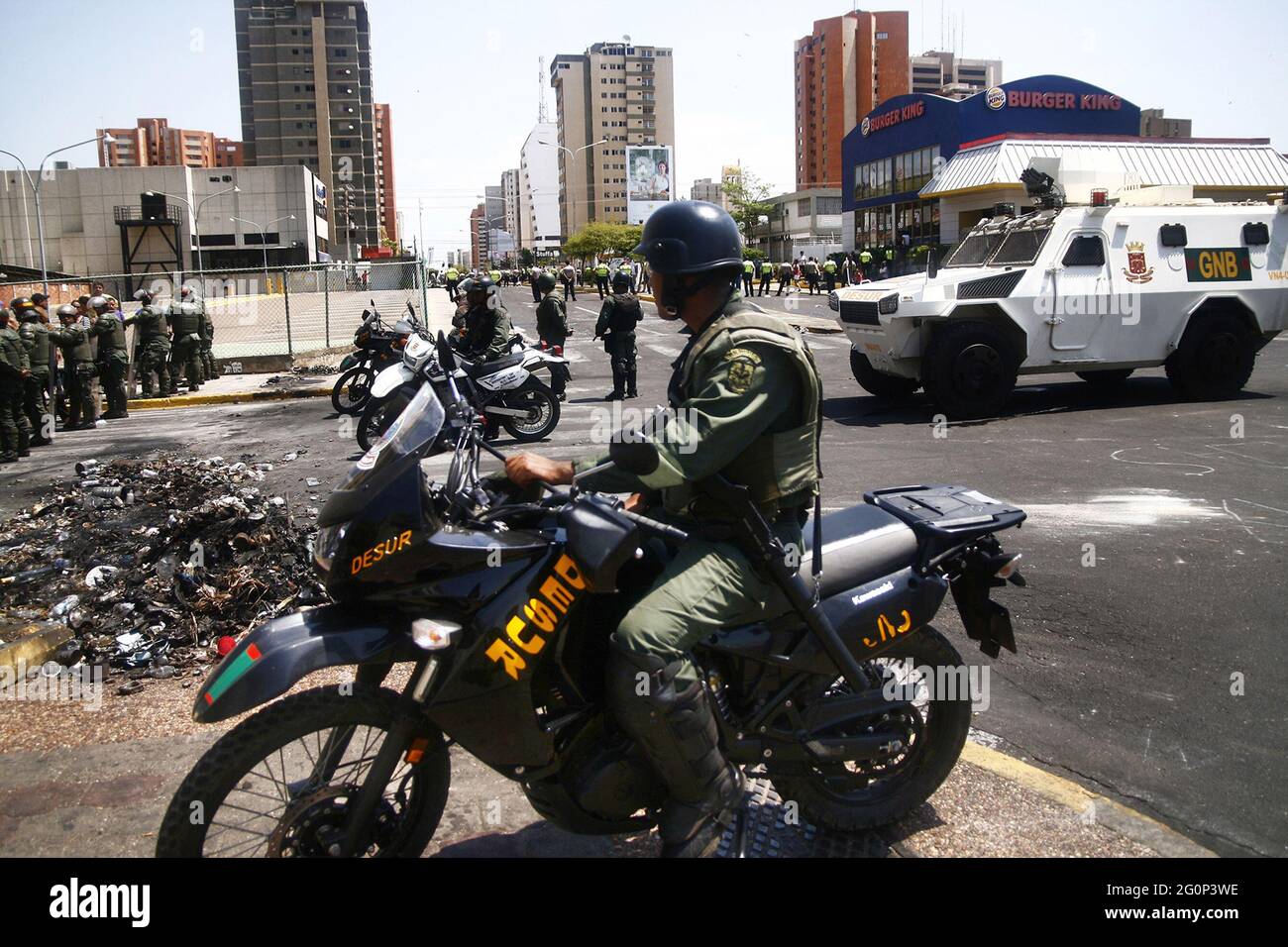 Maracaibo-Venezuela-02/06/2021.UN groupe de personnes détenues par l'Organe d'enquête scientifique, pénale et pénale est transféré dans les véhicules de l'institution au siège du CICDI. L'opposition dirigée par Juan Guaido et le député Yajaira Forero de l'Assemblée nationale (AN) élu en 2015. Ils ont dénoncé ce mardi qu'entre janvier et mars de cette année, il y avait 472 victimes d'exécutions extrajudiciaires présumées. Par des policiers de différentes forces de sécurité, et le CIPC dirige la liste des exécutions effectuées, après les Faes, ainsi que les exécutions régionales et municipales Banque D'Images